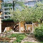 Entire 1-Bedroom Flat With Courtyard In Old Town